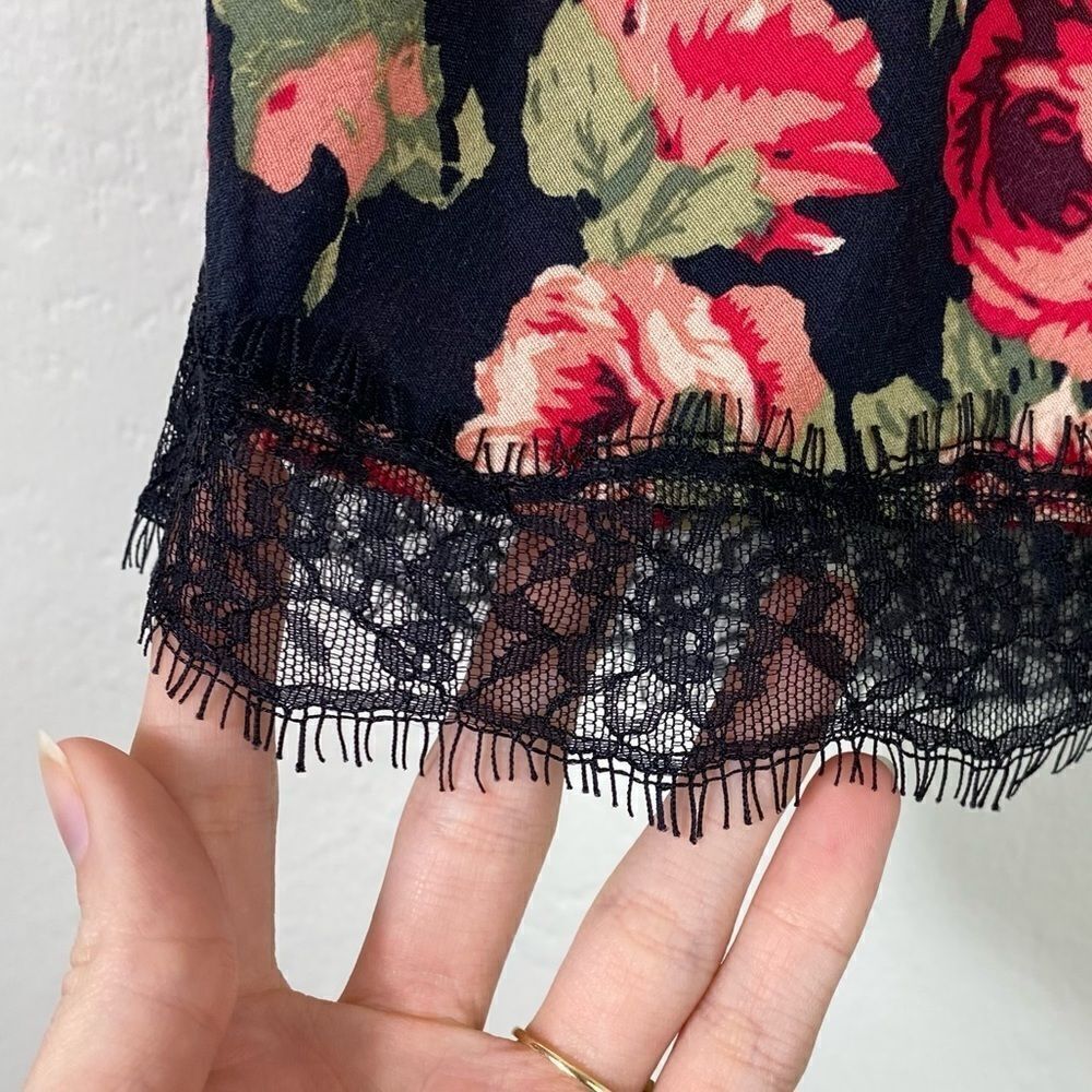 Kimchi Blue Urban Outfitters Black & Pink Floral Lace Trim Skirt - Picture 4 of 6